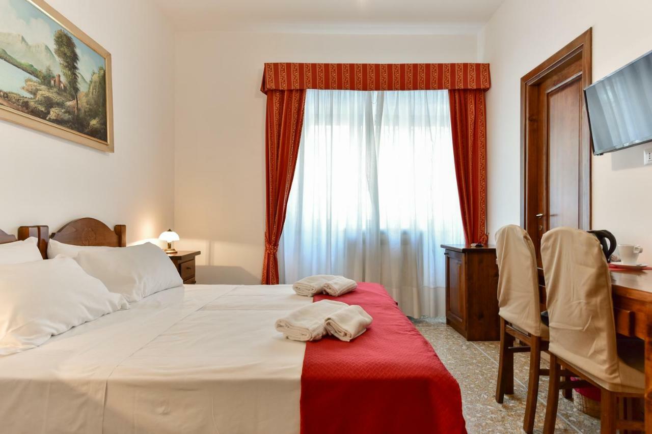Готель Domus Bella Roma Екстер'єр фото